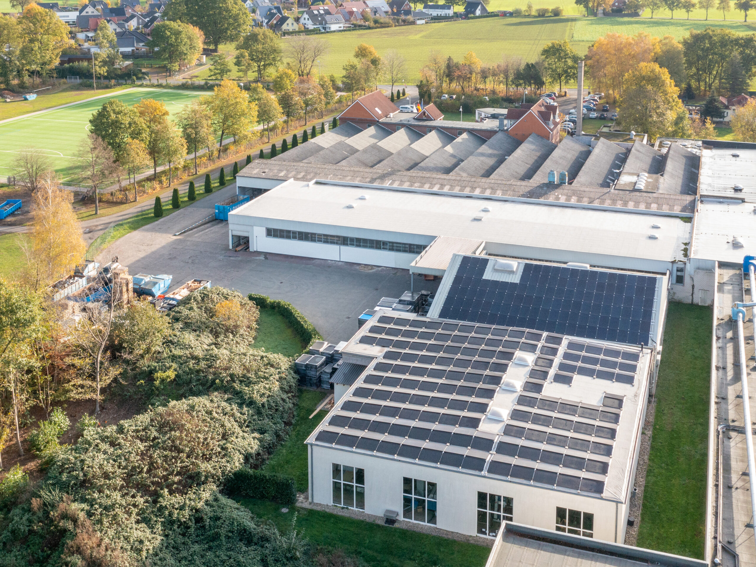 Luftaufnahme des bwh Koffer Standorts in Hörstel mit Solaranlage auf dem Produktionsdach – nachhaltige Fertigung von Schaumstoffeinlagen